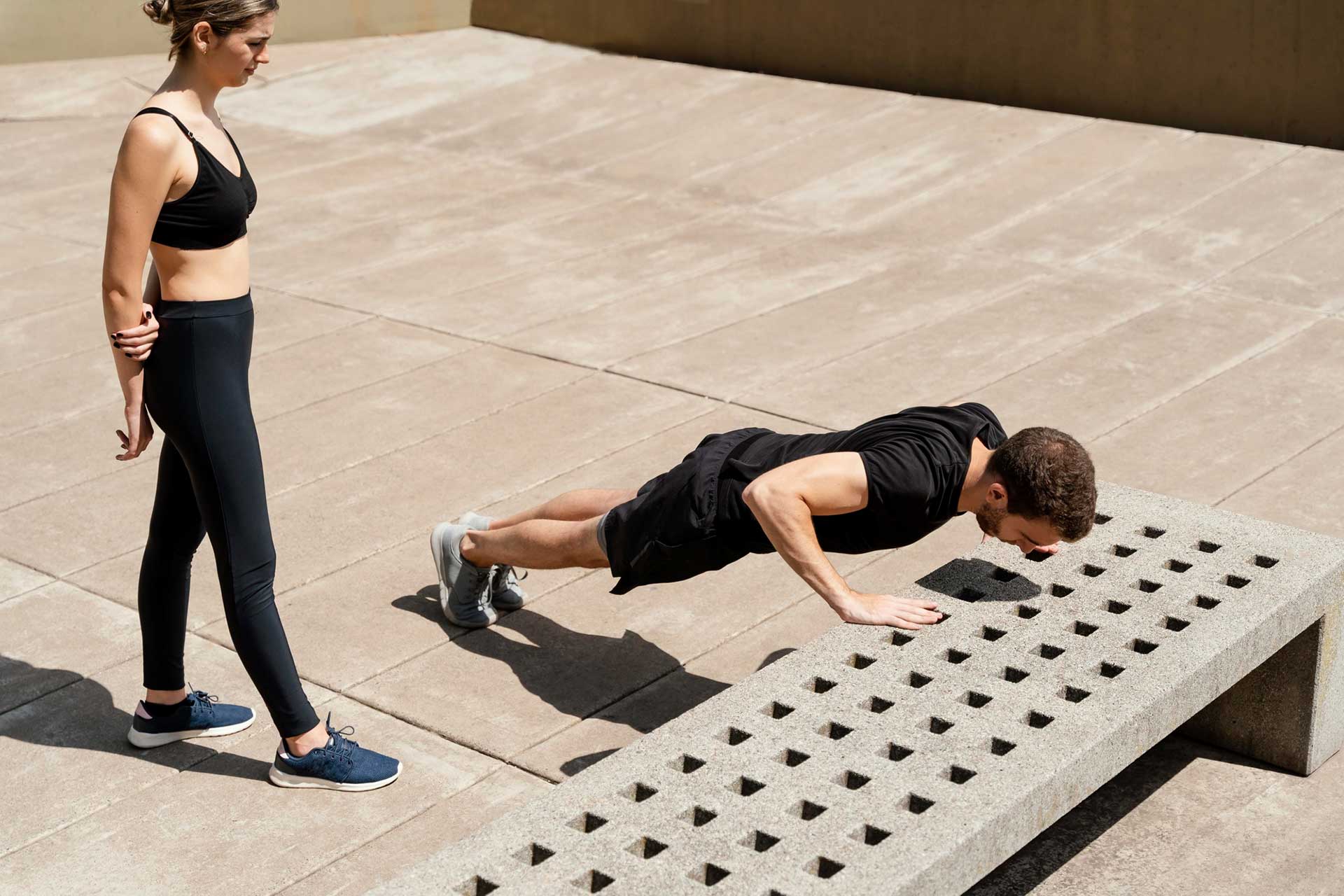 homem realizando uma flexão de braço inclinada, ideal para iniciantes