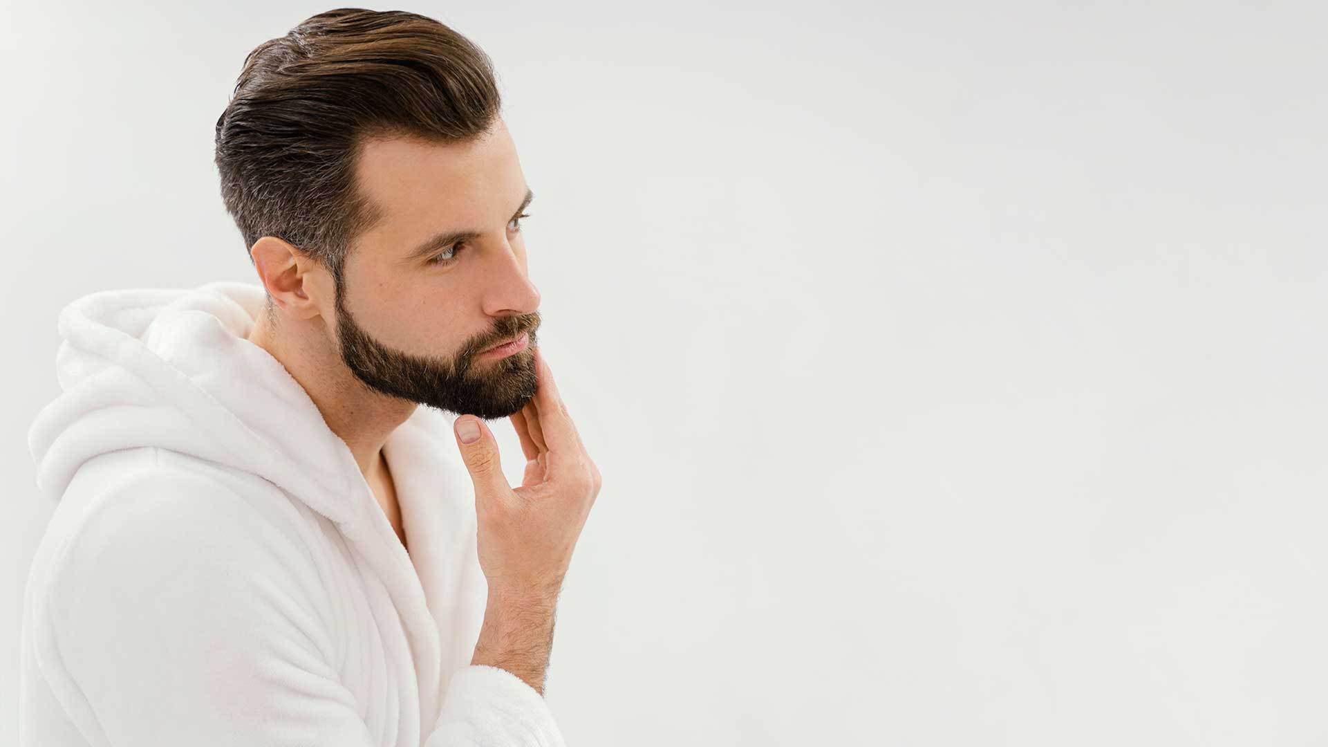 Homem tocando a própria barba