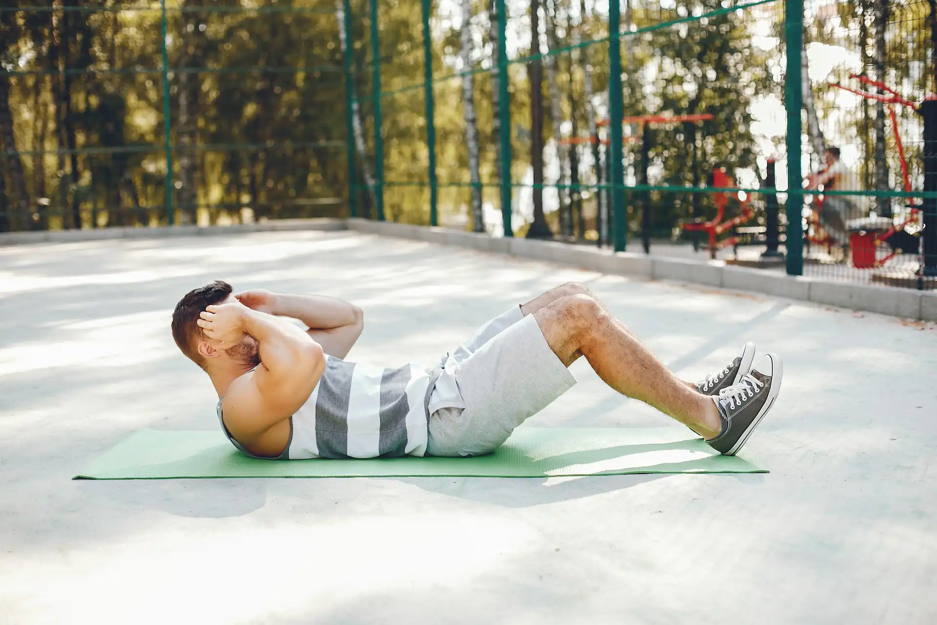 Homem fazendo abdominais, um dos exercícios para fazer em casa clássicos