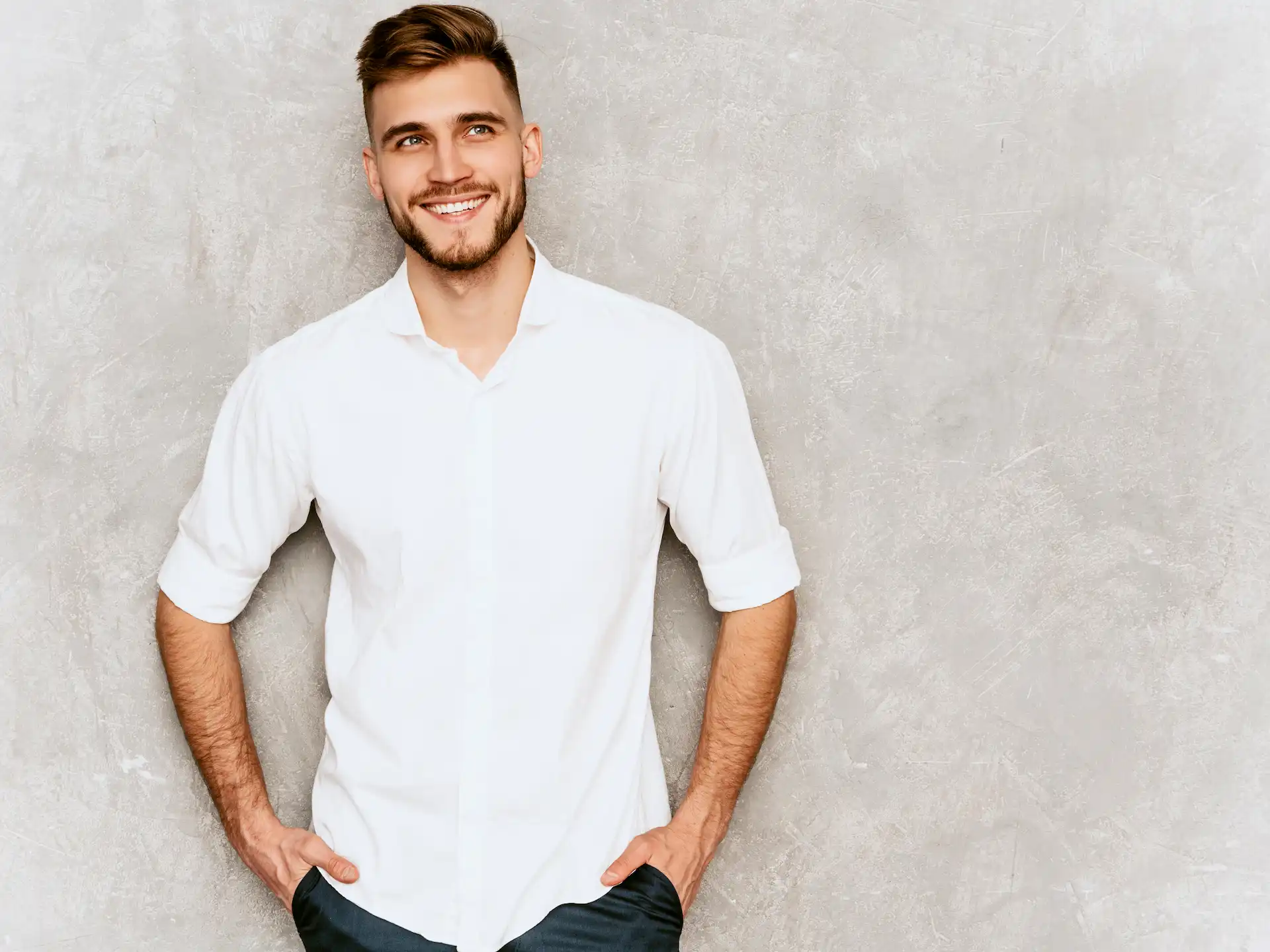 Homem com barba utilizando uma camisa branca