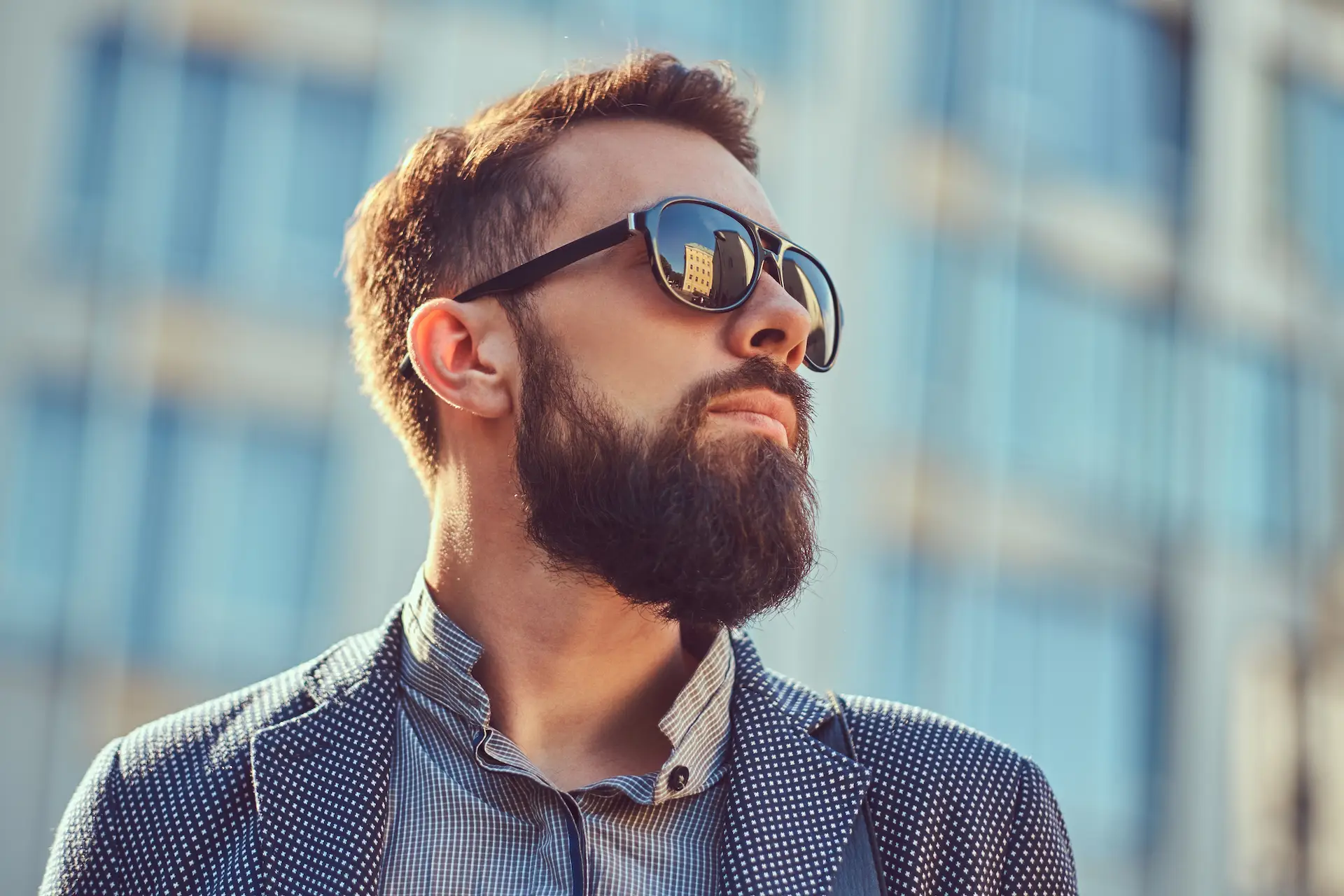 Homem com barba grande , utilizando óculos escuros