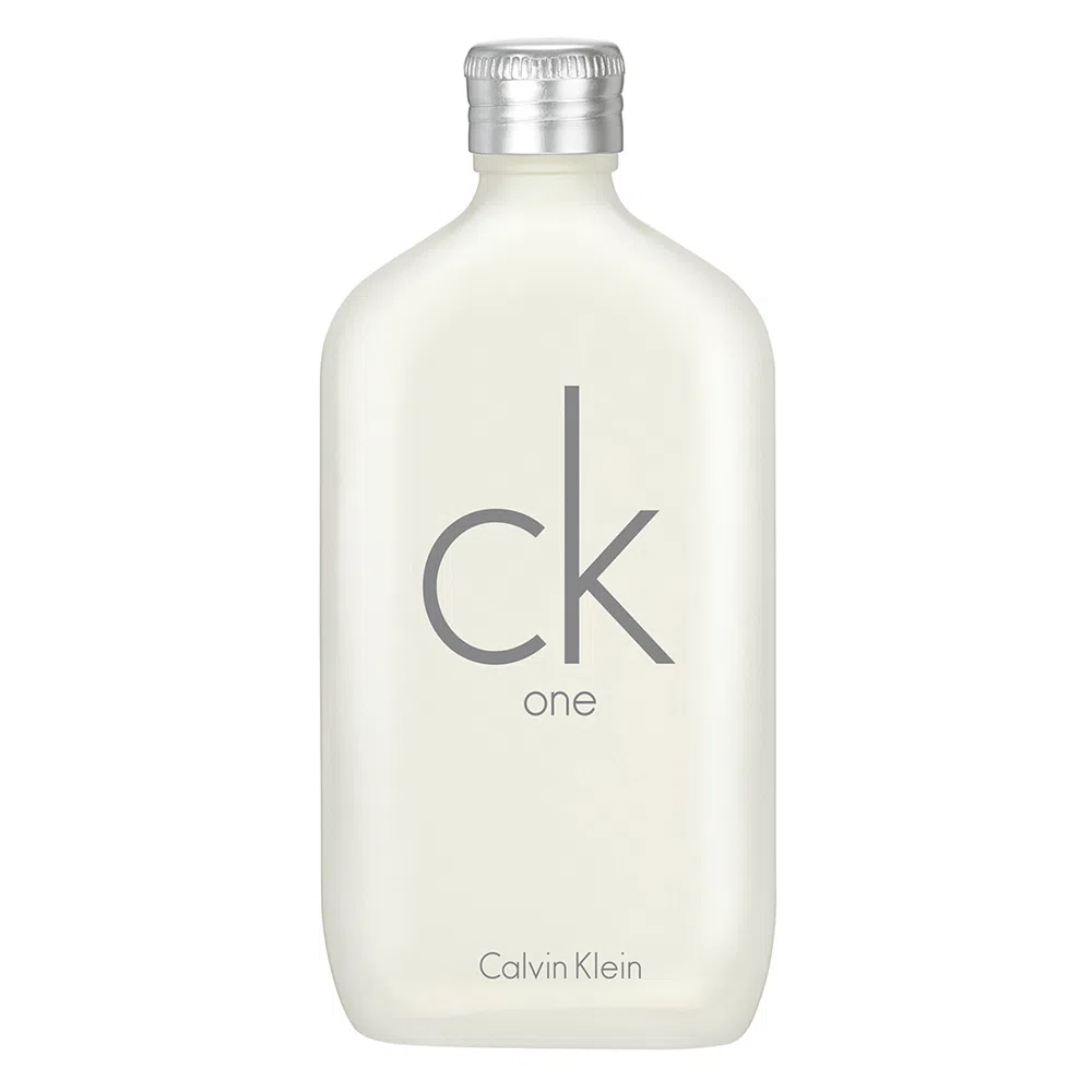 Frasco do Ck One de Calvin Klein. Uma excelente fragrância. Como entra em promoção com frequência, pode ser considerado uma opção para quem está buscando perfumes masculinos bons e baratos.