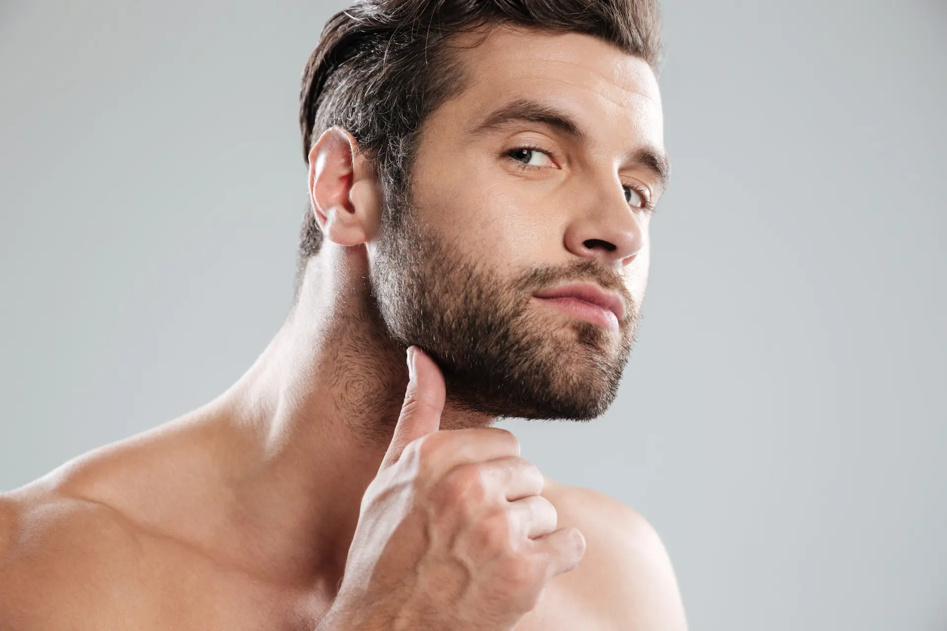 Homem tocando sua própria barba.