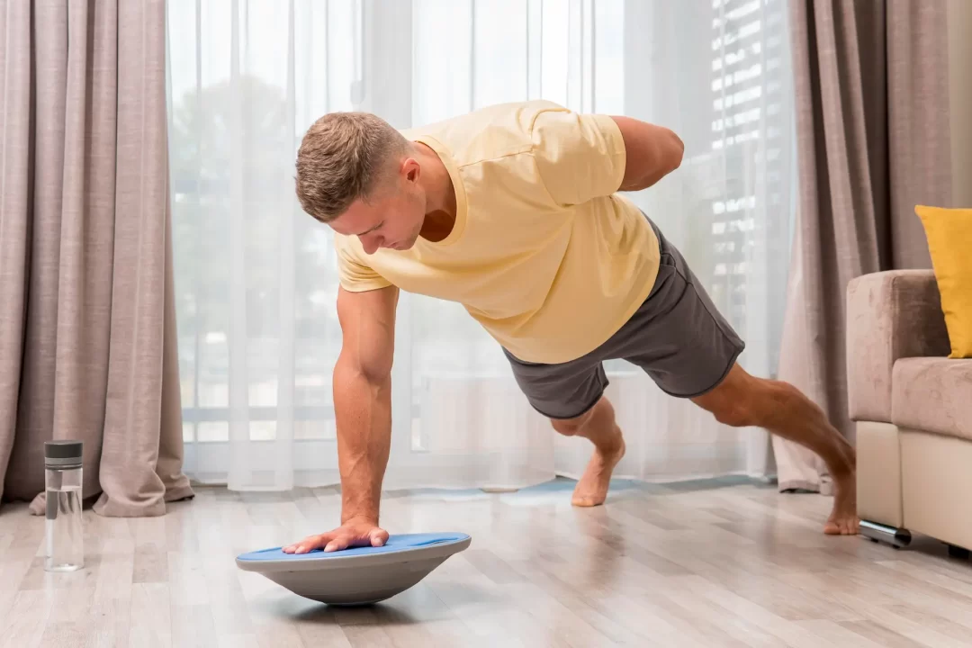 Homem realizando um treino em casa.