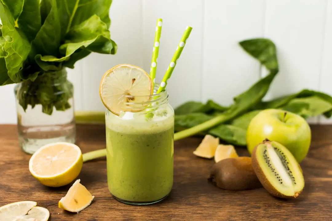 Sucos detox. Na foto, um suco verde feito com maçã, kiwi e algumas folhas.