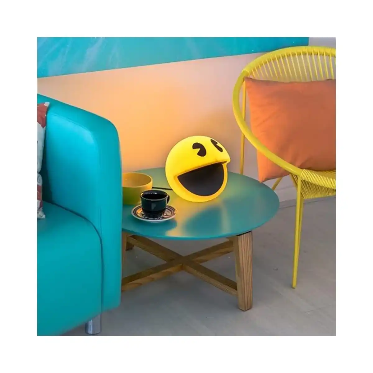 Abajur decorativo do Pac Man. Itens de decoração geek são ótimas ideias de presentes para dar pro namorado.