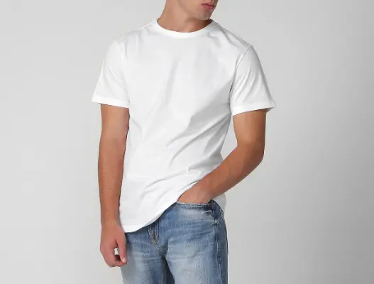 Camiseta branca Pool Basics. Esse tipo de camiseta é bem versátil, sendo um dos melhores presentes baratos para homens. Custa pouco e é bem fácil de agradar.