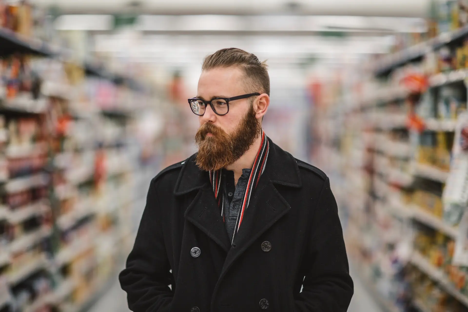 Homem com barba estilosa. Uma das diversas vantagens de se hidratar a barba, é deixá-la bonita.