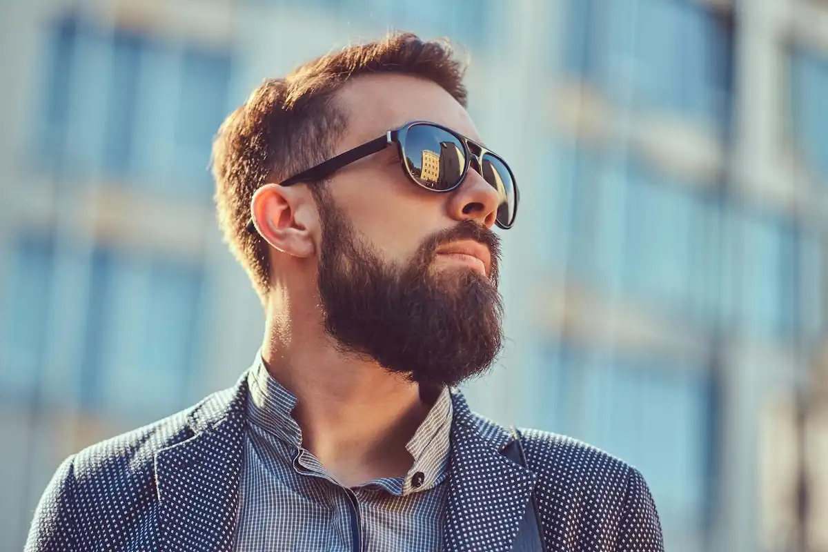 Homem com barba de boa aparência. Hidratar a barba é crucial para tal resultado.