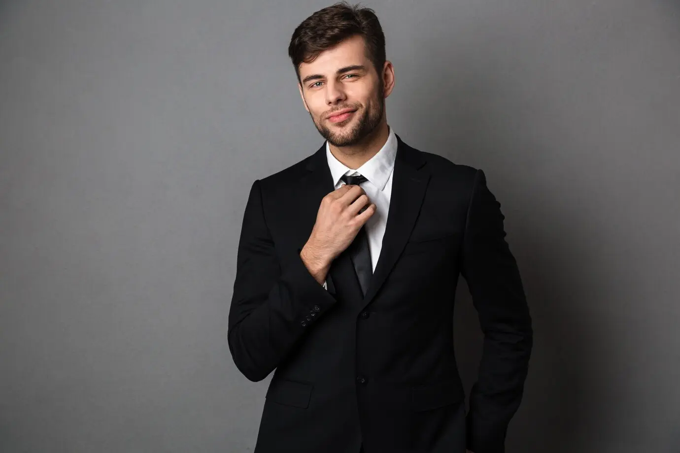 Homem utilizando um traje passeio completo. Um típico look masculino para casamento.