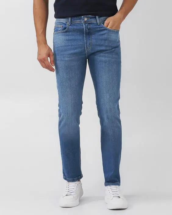 Calça jeans azul. Uma peça básica que pode compor vários looks masculinos para festas à noite.