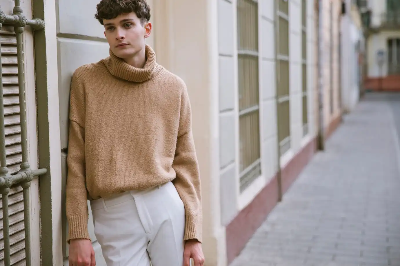 Homem jovem utilizando um look monocromático masculino moderno.