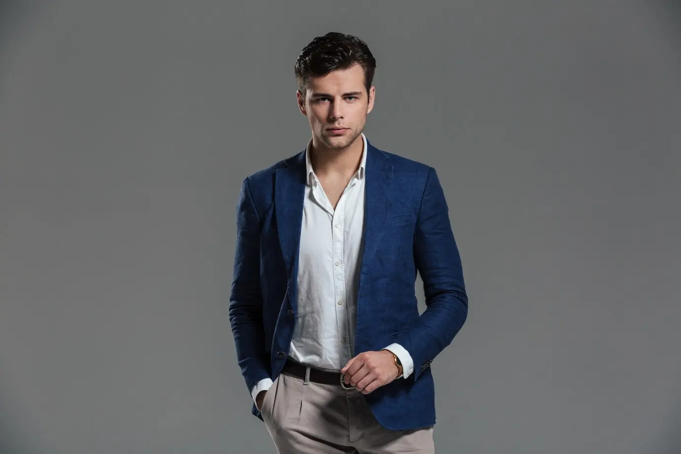 Homem vestindo camisa e calça social, e blazer. Esse último, é uma peça-chave no guarda-roupa do homem que sabe se vestir bem.