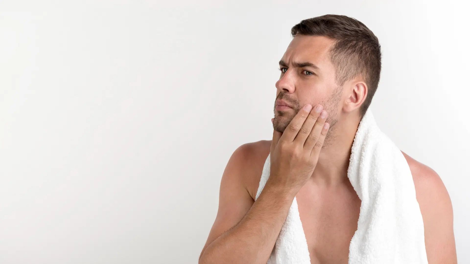 Homem analisando sua própria barba.