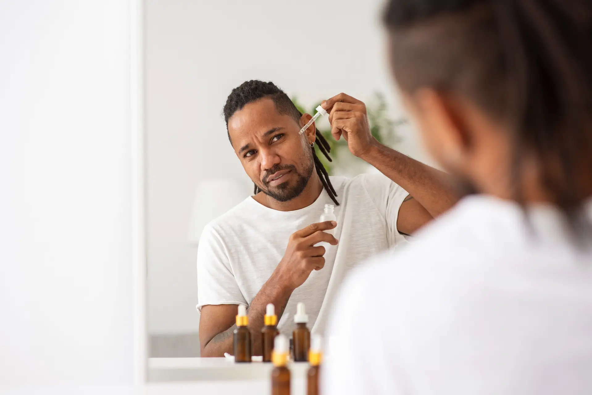 Homem hidratando a pele do rosto, um dos cuidados masculinos mais básicos.